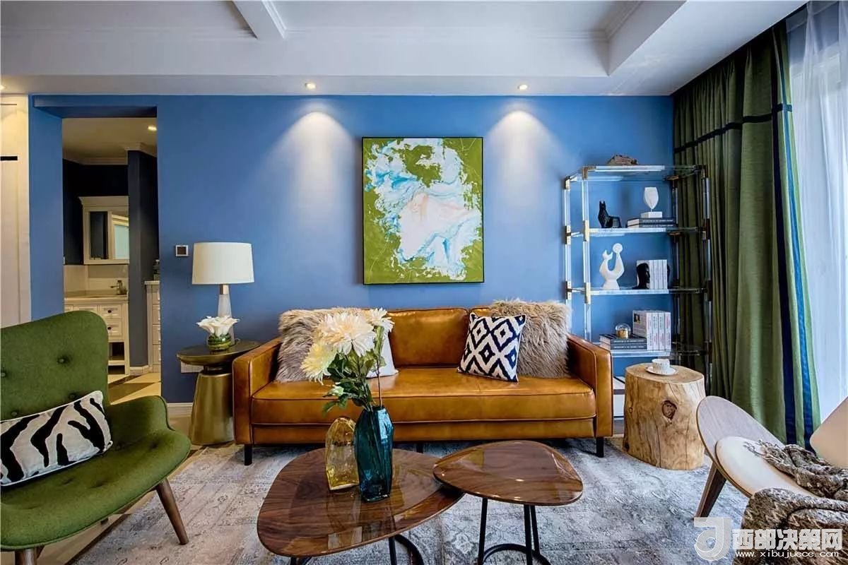 沙發(fā)背景墻選對(duì)裝飾畫(huà)，才能美了整個(gè)客廳空間！