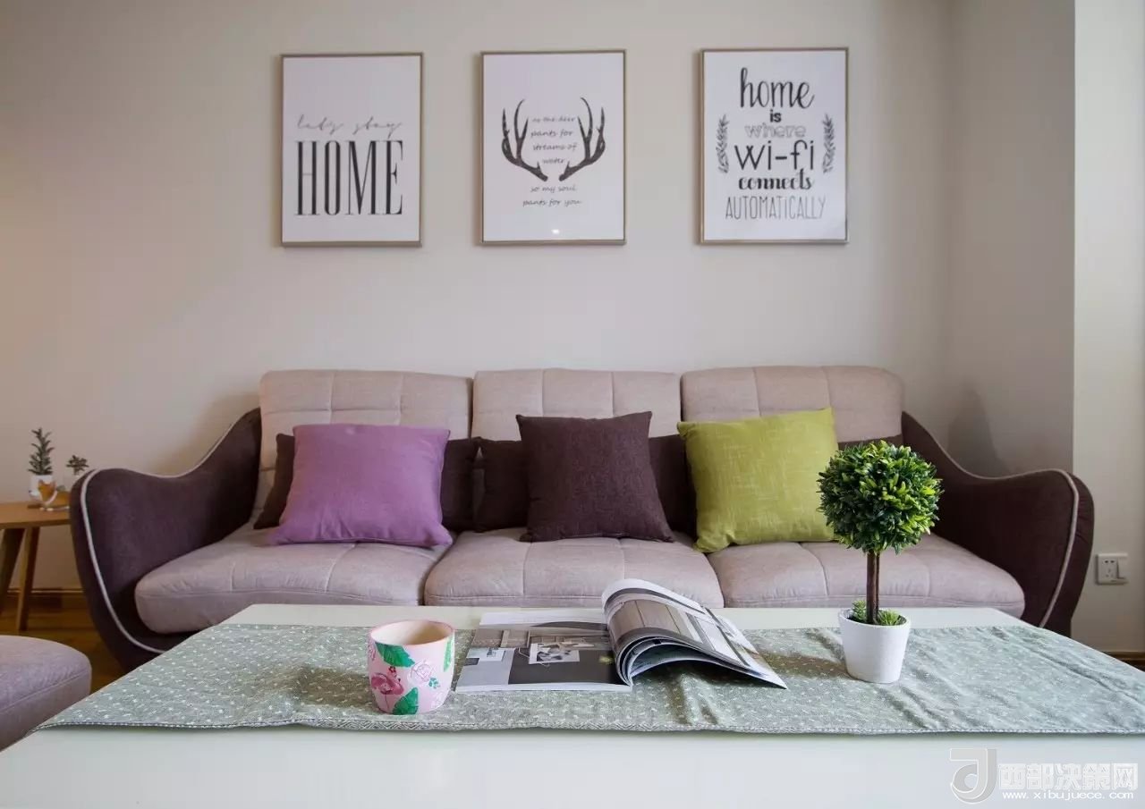 沙發(fā)背景墻選對(duì)裝飾畫(huà)，才能美了整個(gè)客廳空間！