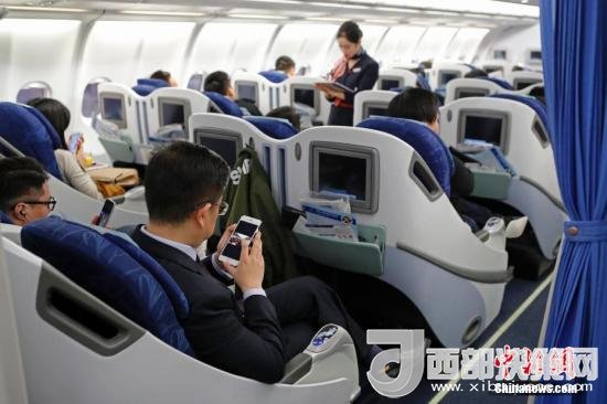 在東航MU5137航班上，旅客全程在飛行模式下可以使用手機。殷立勤 攝