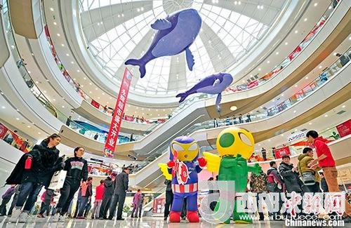 資料圖：購(gòu)物商場(chǎng)。 <a target='_blank' >中新社</a>記者 佟郁 攝