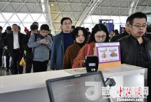 圖為旅客等待進入客艙?！慰∶?攝