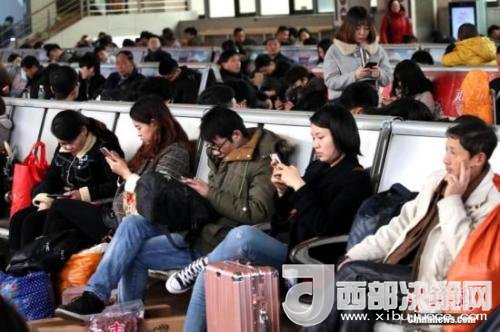 資料圖：移動互聯(lián)網(wǎng)時代，旅客都拿著手機打發(fā)時間。<a target='_blank' >中新社</a>記者 王中舉 攝