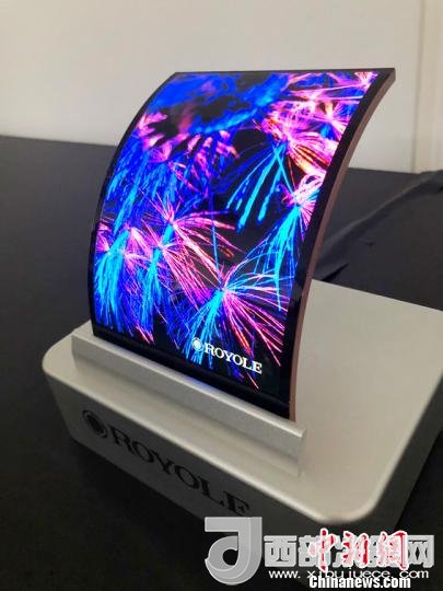 柔宇科技全柔性顯示屏在固定曲面上的應(yīng)用?！∪嵊羁萍脊﹫D 攝