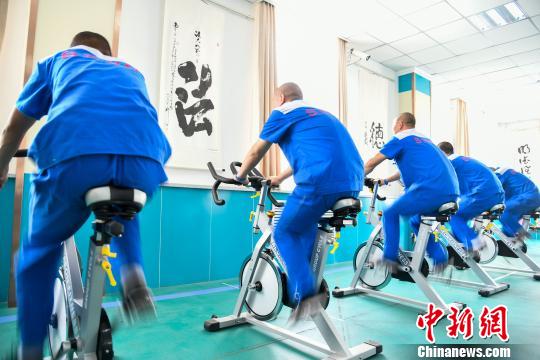 山西省戒毒人員正在進行身體鍛煉?！⊥踅ㄜ?攝