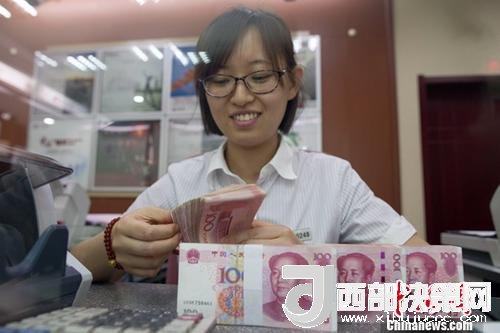 7月5日，山西太原一銀行工作人員正在清點貨幣。人民幣對美元匯率中間價在經(jīng)歷了過去11個交易中的10次下調(diào)后終于迎來大漲。5日，中國外匯交易中心公布人民幣對美元匯率中間價報6.6180，較前一交易日大幅上調(diào)415個基點，創(chuàng)下自2017年10月11日以來的最大升幅。<a target='_blank' >中新社</a>記者 張云 攝