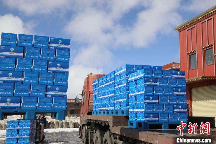 圖為當(dāng)雄的冰川礦泉水裝車，即將發(fā)往湖北?！‘?dāng)雄縣 供圖 攝