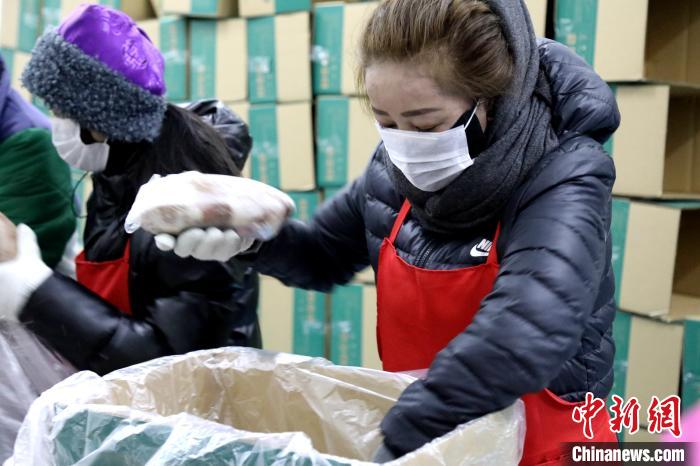 當(dāng)雄縣民眾將牦牛肉裝箱?！‘?dāng)雄縣 供圖 攝