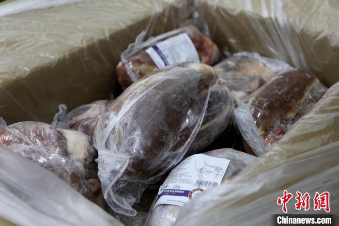 當(dāng)雄縣援鄂物資中的牦牛肉，圖中的為腱子肉，是牦牛肉中的“極品”?！‘?dāng)雄縣 供圖 攝