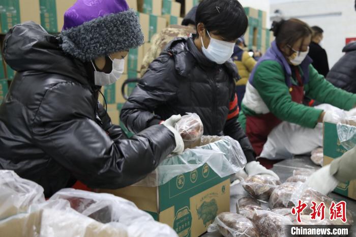 當(dāng)雄縣民眾打包當(dāng)?shù)氐奶禺a(chǎn)，“有身份證”牦牛肉?！‘?dāng)雄縣 供圖 攝