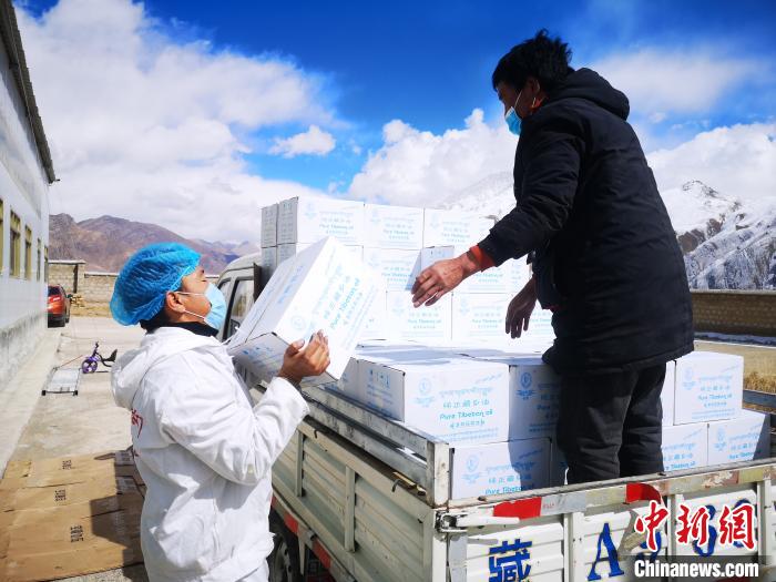 圖為工作人員搬運物資。堆龍德慶區(qū)宣傳部供圖