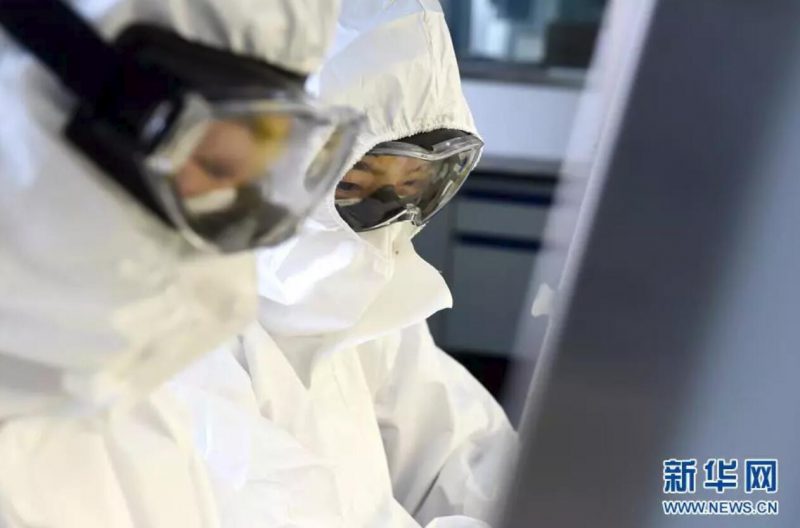 ▲資料圖片：負責新型冠狀病毒核酸檢測的工作人員，在實驗室進行樣本處理。（新華社發(fā) 周牧 攝）
