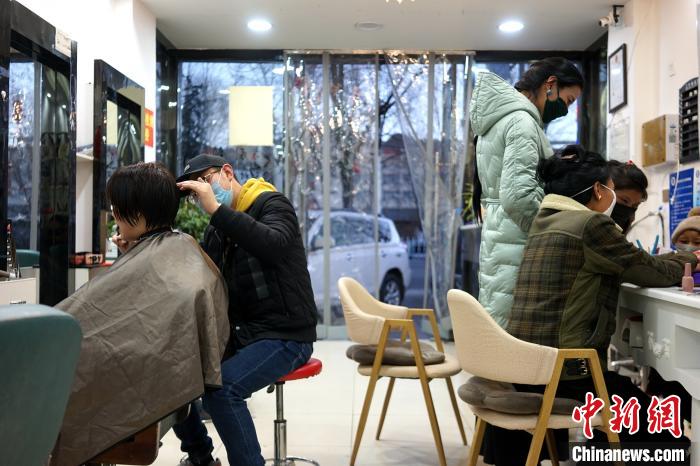 拉薩市民在一美發(fā)店理發(fā)、美甲。　江飛波 攝