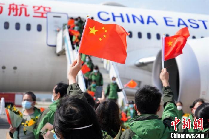 圖為醫(yī)療隊抵達(dá)昆明機(jī)場 王浩帆 攝 圖為醫(yī)療隊抵達(dá)昆明機(jī)場 王浩帆 攝