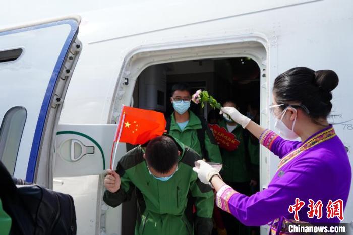 圖為機(jī)組工作人員歡迎醫(yī)療隊隊員 王浩帆 攝 圖為機(jī)組工作人員歡迎醫(yī)療隊隊員 王浩帆 攝