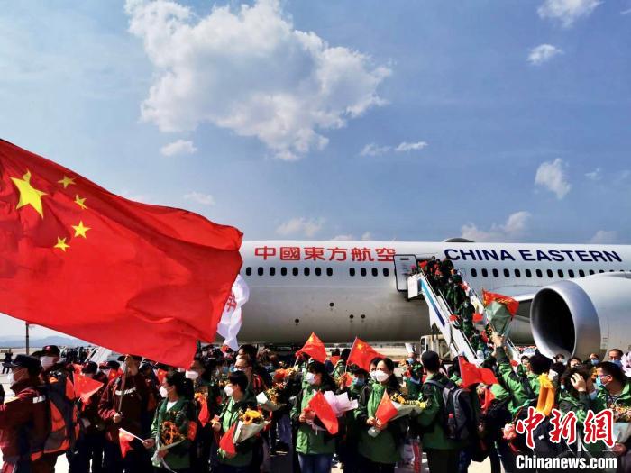 圖為醫(yī)療隊員抵達(dá)昆明長水機(jī)場 王浩帆 攝 圖為醫(yī)療隊員抵達(dá)昆明長水機(jī)場 王浩帆 攝