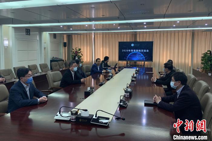 寧夏大學2020年春季首場綜合類“網(wǎng)絡雙選會”現(xiàn)場。　李佩珊 攝