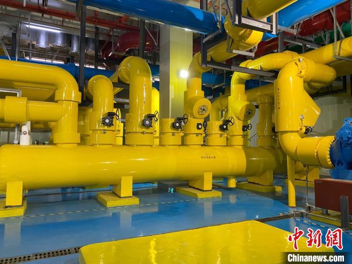 圖為中國移動云南數(shù)據(jù)中心冷卻系統(tǒng)?！⊥蹯簛?攝