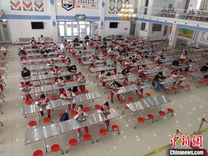 圖為學(xué)生們在食堂就餐?！鯆I娜 攝