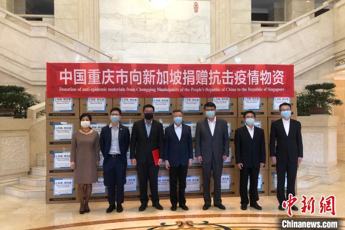 圖為捐贈方與接收方代表合影留念。　劉相琳 攝