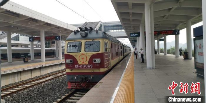 貴州省首條城際高速鐵路——安六鐵路開始聯(lián)調(diào)聯(lián)試。中國鐵路成都局集團公司供圖