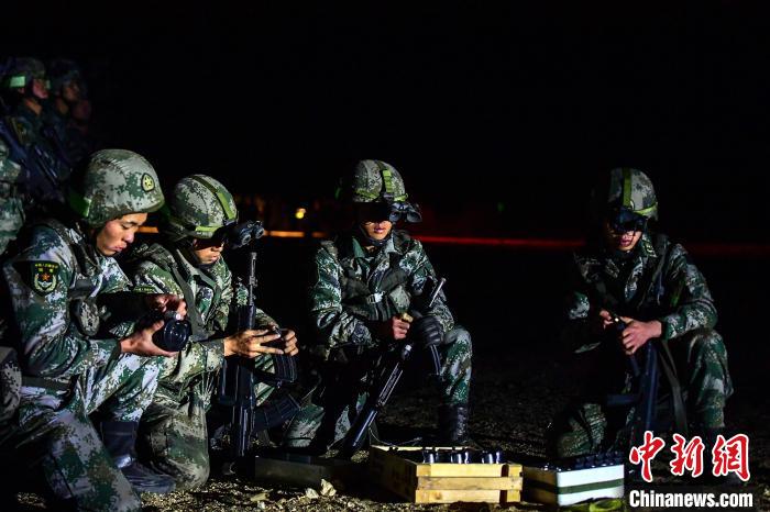 戰(zhàn)士正在補(bǔ)充彈藥?！∑呀?攝