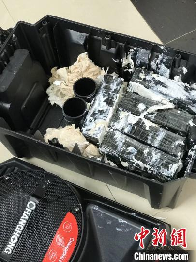 圖為臨滄邊境管理支隊(duì)從音響中查獲毒品?！⒂狼?攝