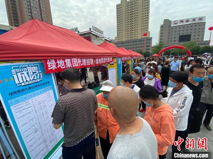 一些知名企業(yè)展臺前，投遞簡歷、咨詢就業(yè)的人絡(luò)繹不絕?！∏愊?攝