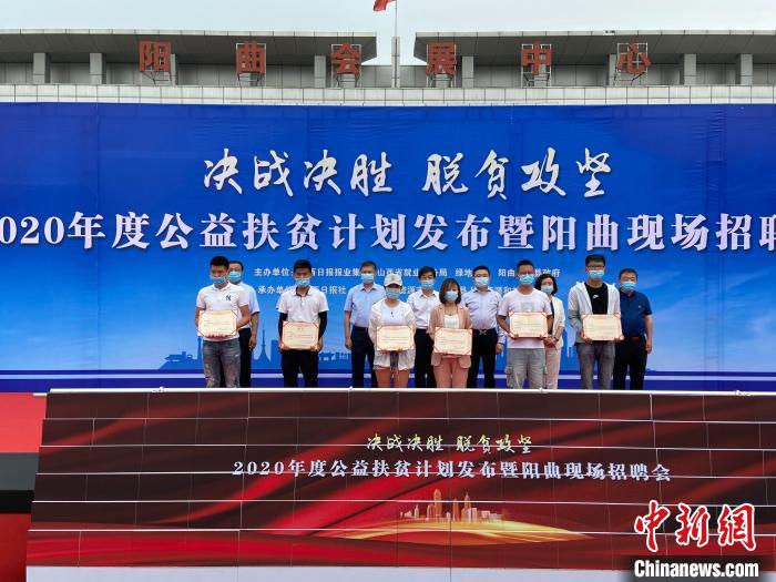 在現(xiàn)場，綠地集團(tuán)與困難就業(yè)群體就業(yè)代表簽署勞務(wù)合同，并為首批6名就業(yè)代表頒發(fā)上崗證書?！∏愊?攝