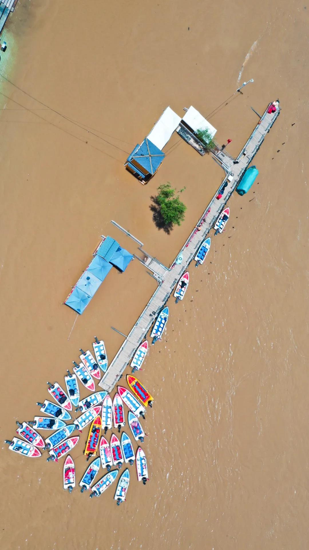 ▲圖為6月27日已暫時關(guān)閉的黃河蘭州段一處快艇碼頭（無人機(jī)照片）。新華社發(fā)（郎兵兵 攝）