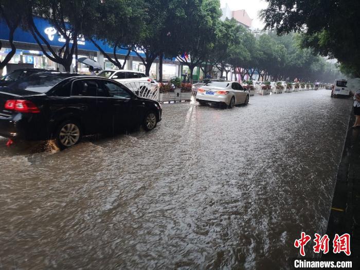 圖為重慶萬州城區(qū)積水嚴重?！≈貞c萬州區(qū)委宣傳部供圖 攝