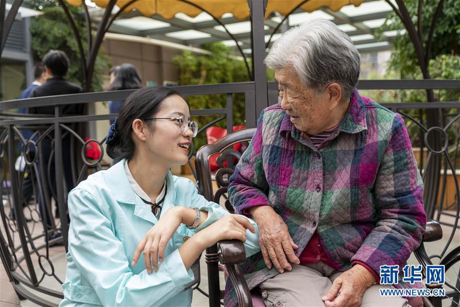 (五中全會(huì)精神在基層·圖文互動(dòng))(3)許你一個(gè)暖暖的“人生秋天”——看“春城”這座小樓如何盤活養(yǎng)老事業(yè)