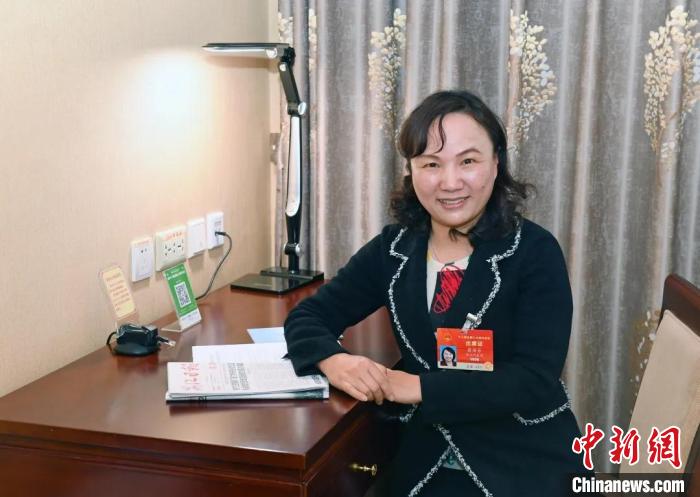 全國人大代表，浙江省臺州市椒江區(qū)大陳實(shí)驗(yàn)學(xué)校校長、黨支部書記翁麗芬 蔡榮章 攝